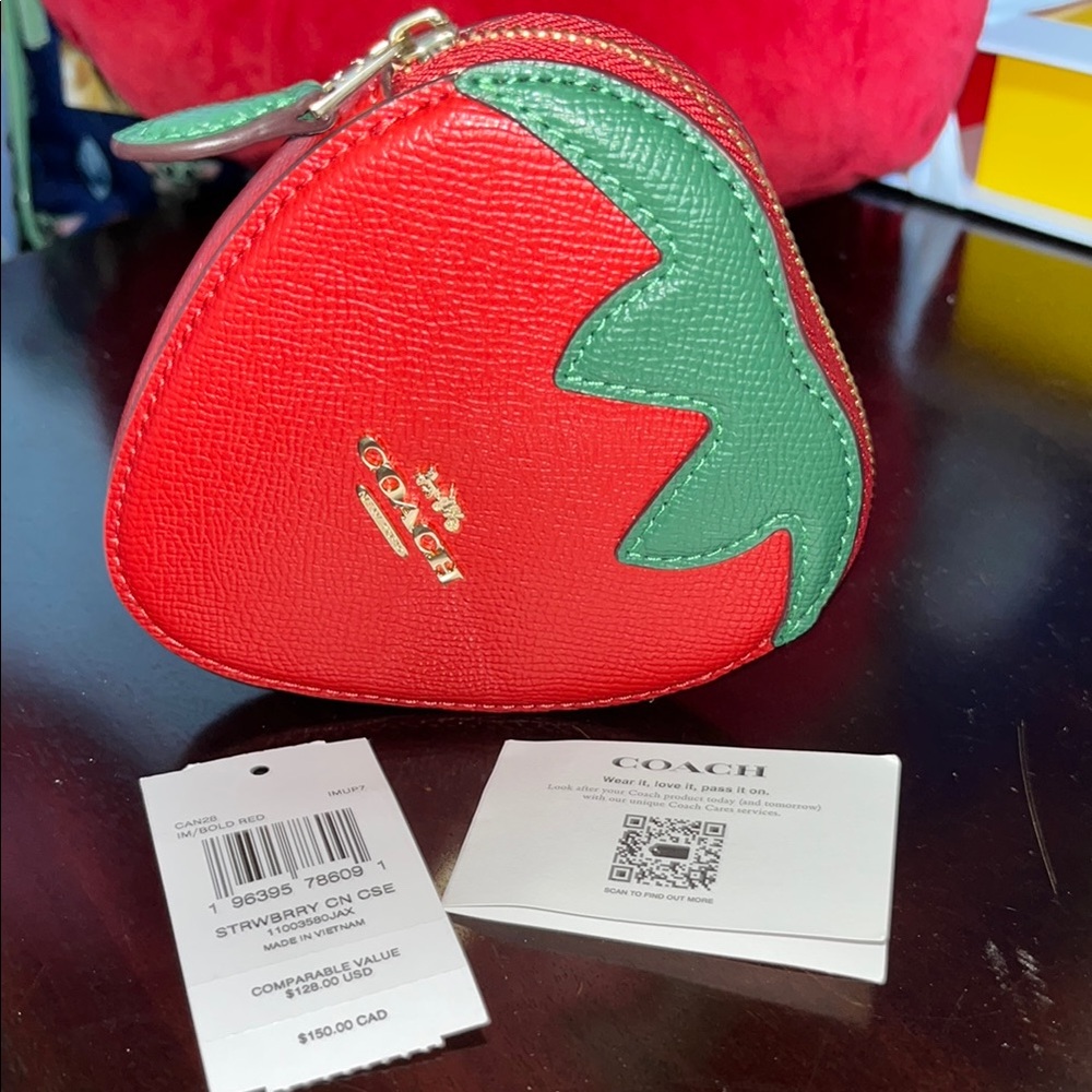 🍓 Coach Strawberry Red & Green Leather Coin case NWT Sold out in Store/Online - Picture 4 of 6